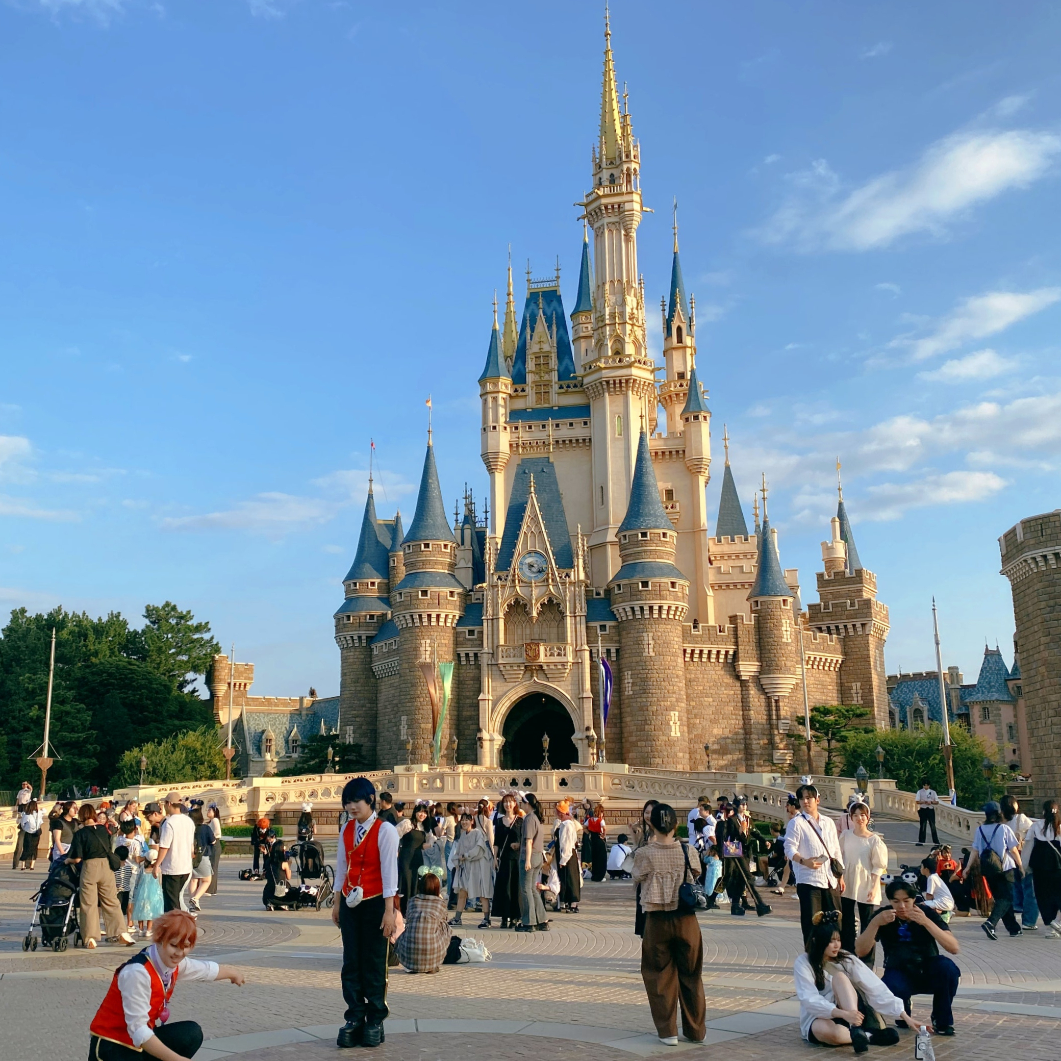 東京ディズニーリゾートの華やかな風景