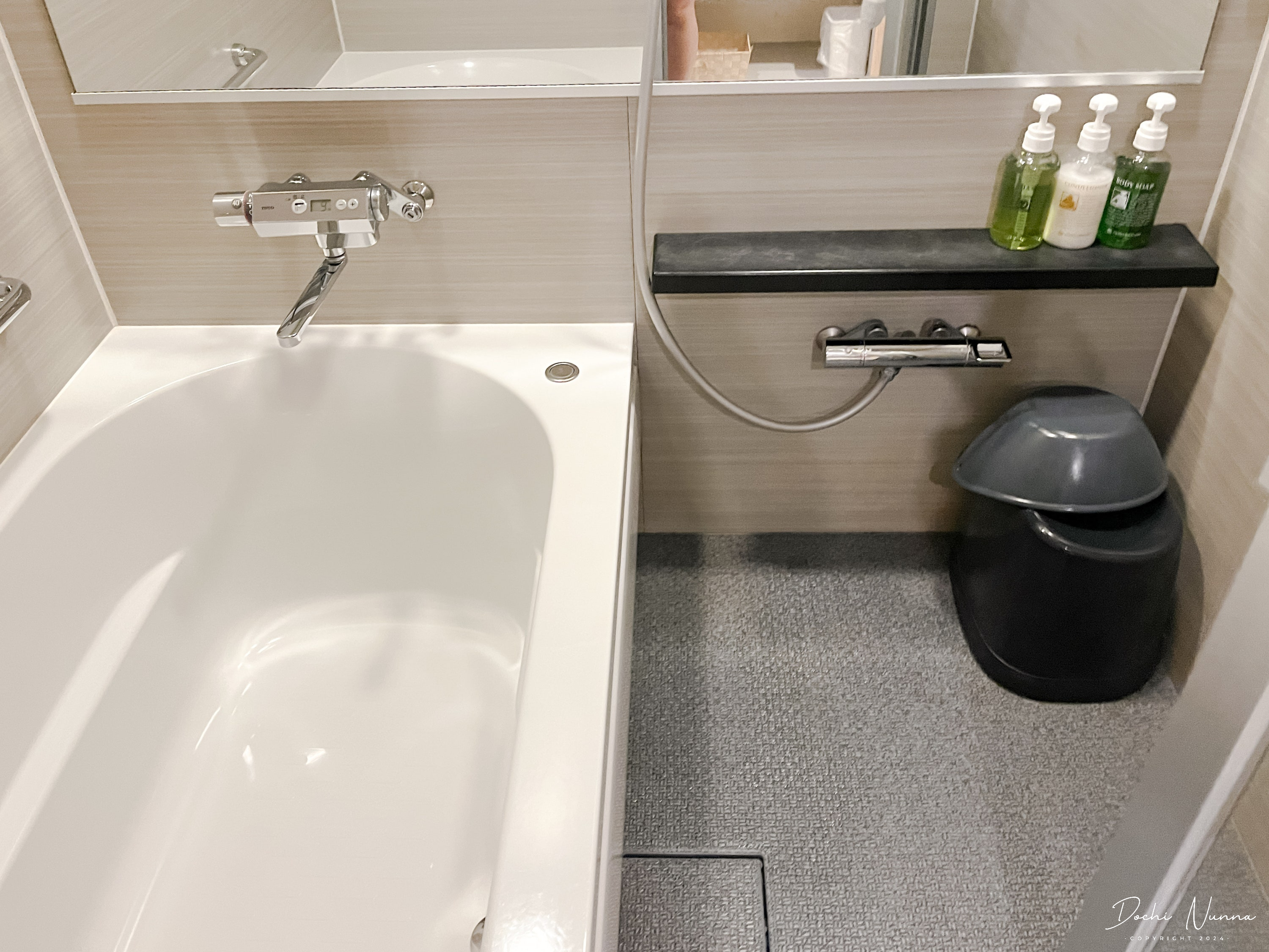 The surprisingly spacious bathroom with a tub at Hotel Gracery