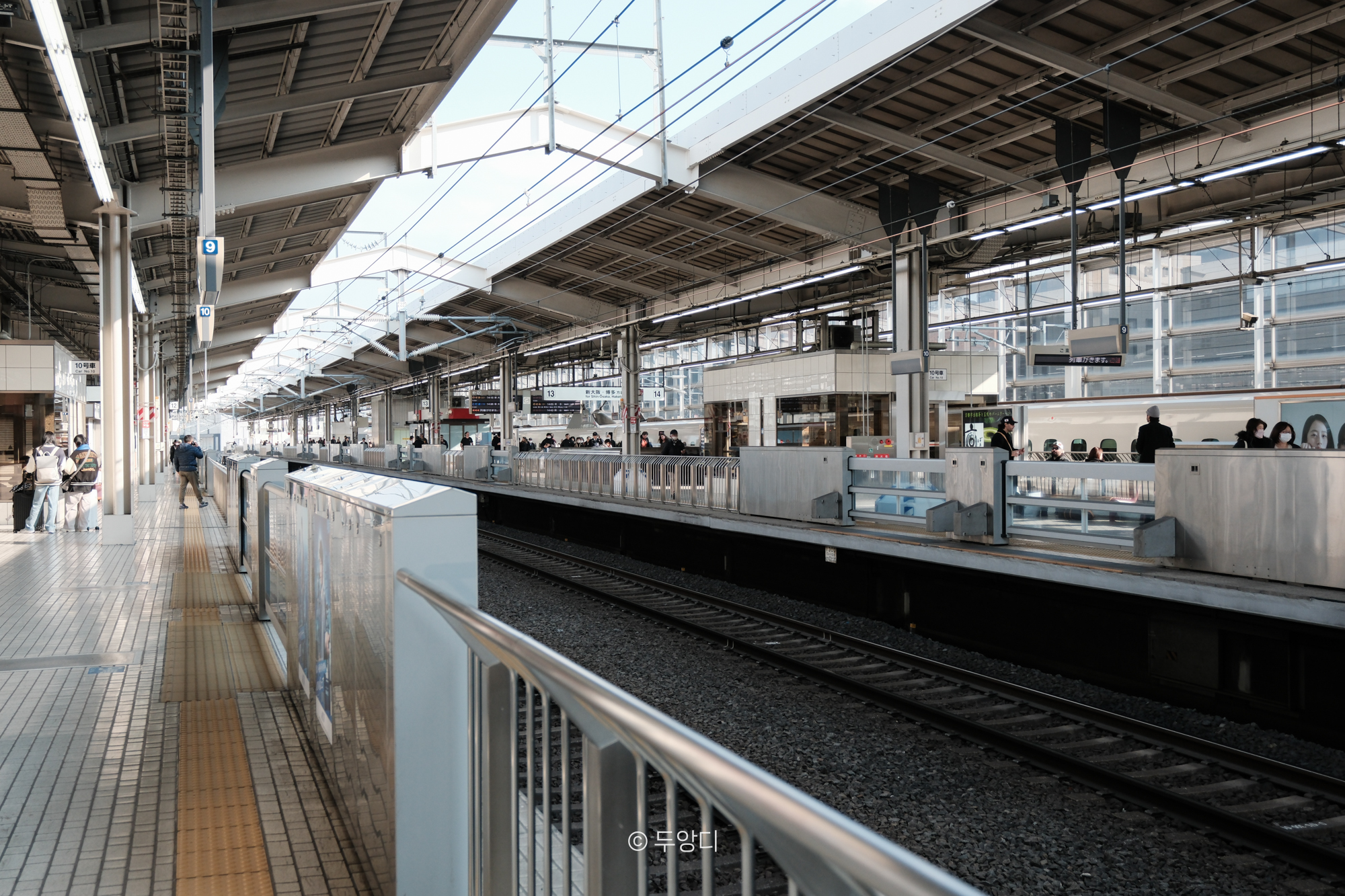 รถไฟชินคันเซ็นกำลังวิ่ง