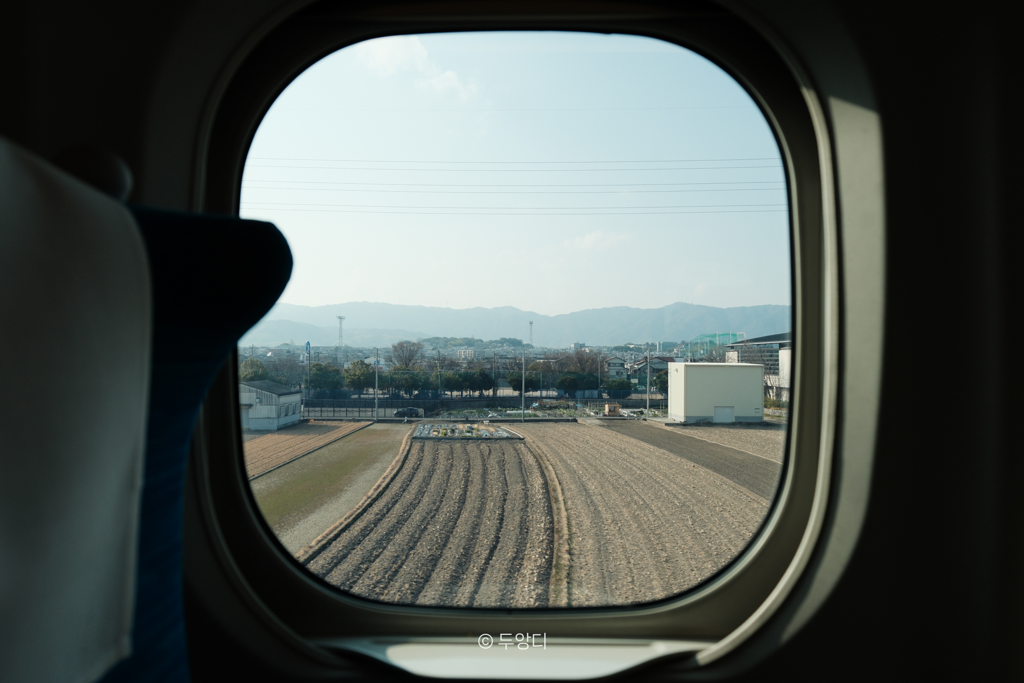 วิวภูเขานอกหน้าต่างรถไฟ