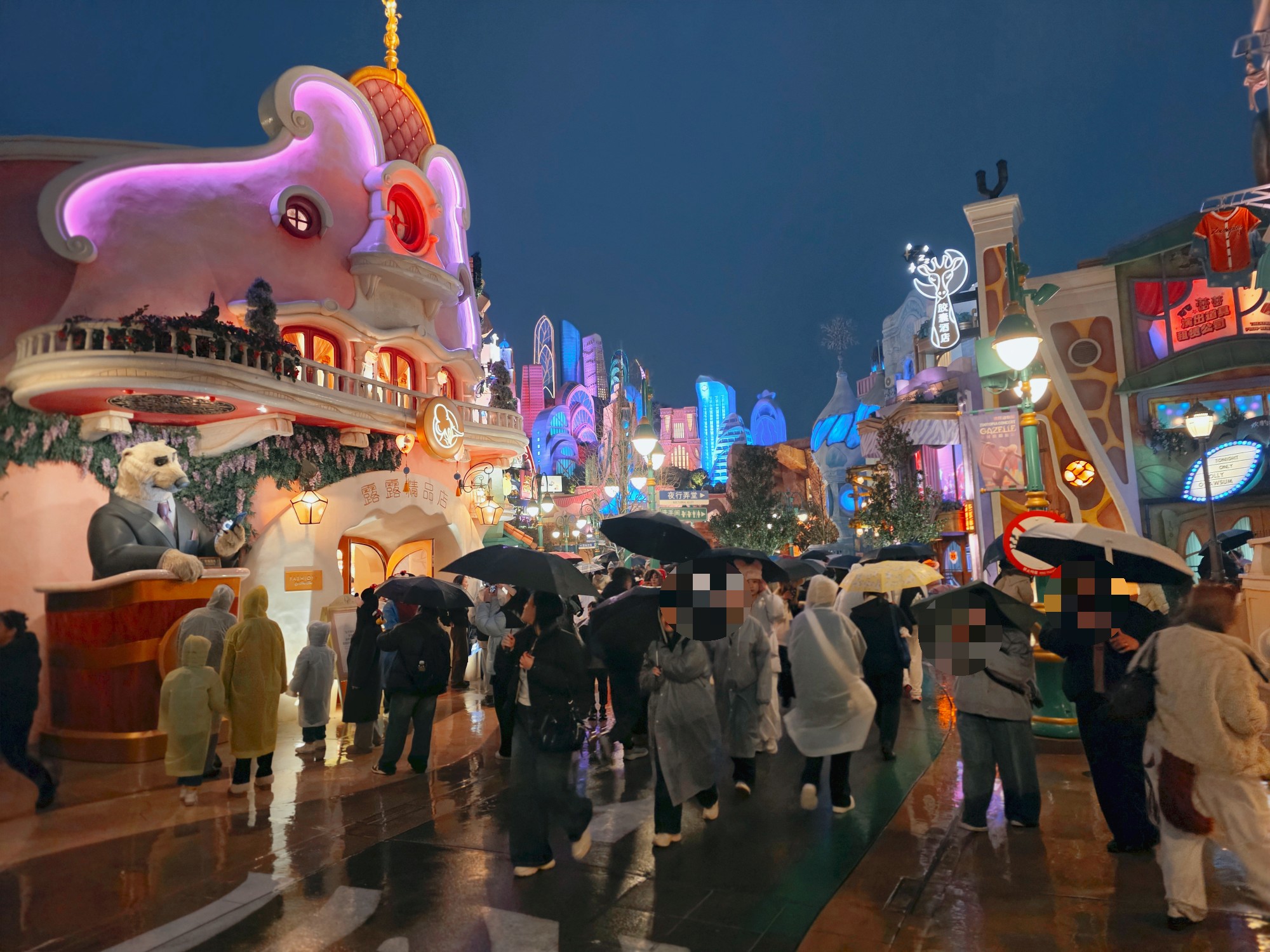 上海ディズニーランドの昼の風景