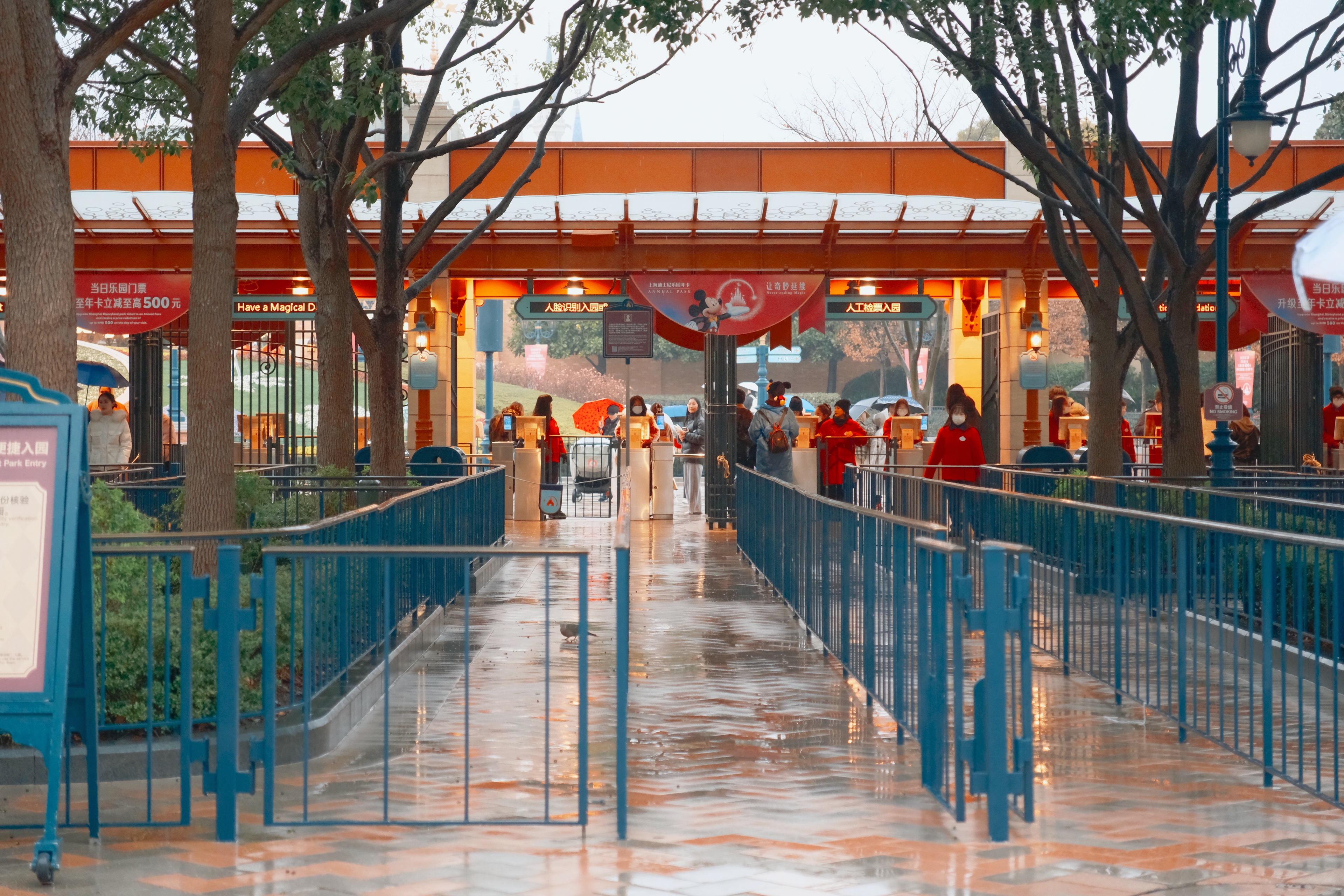 上海ディズニーランドのエントランスへの道