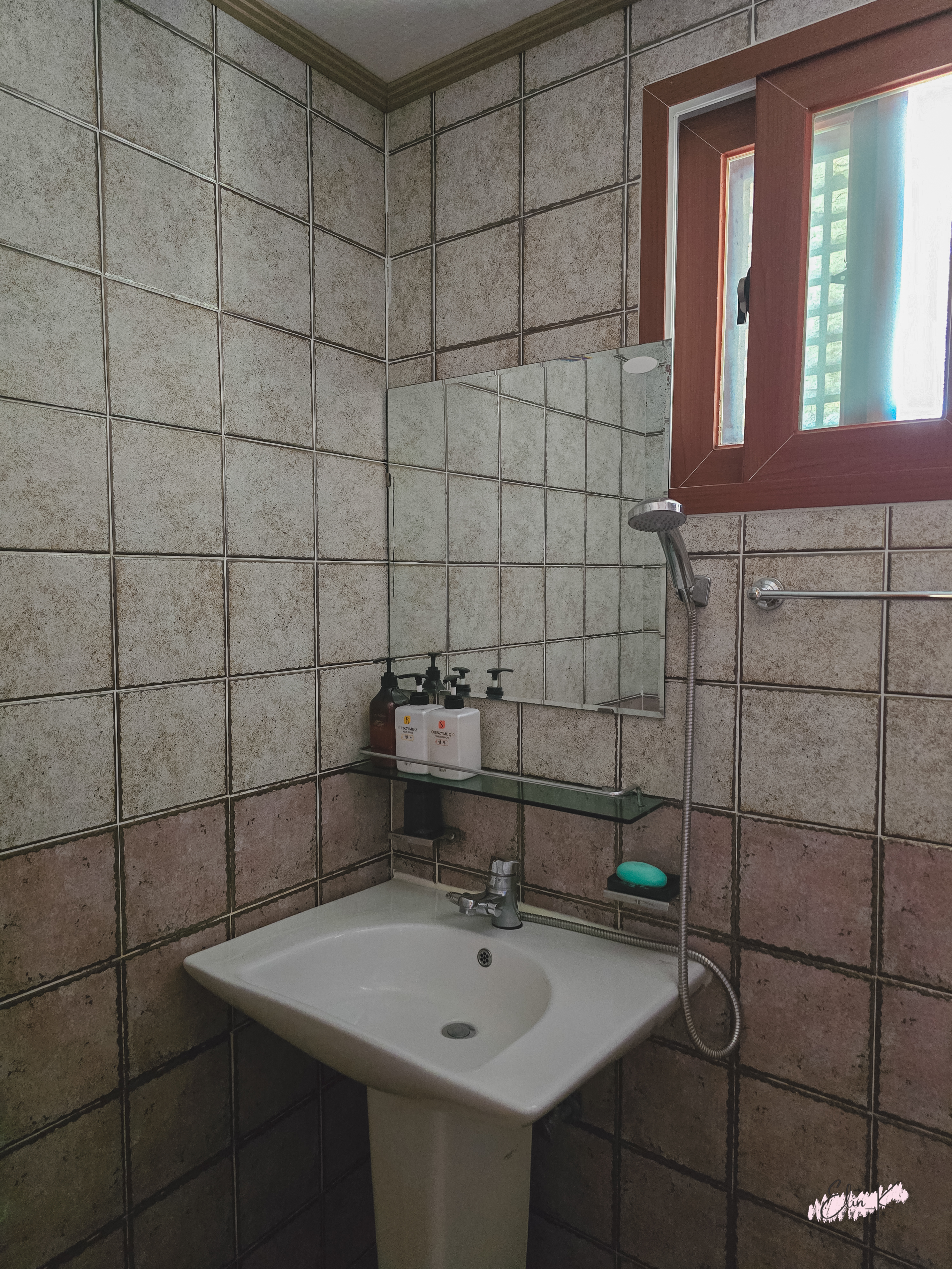 Bathroom amenities in the hotel room