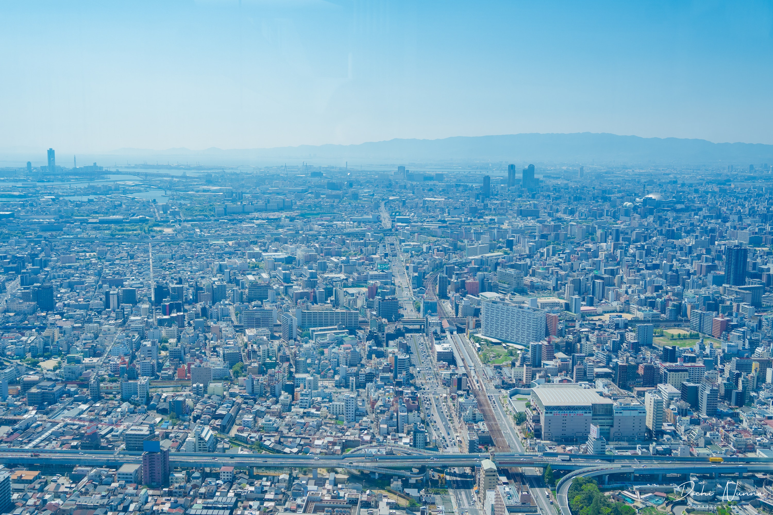 大阪の街並みと遠くの山々