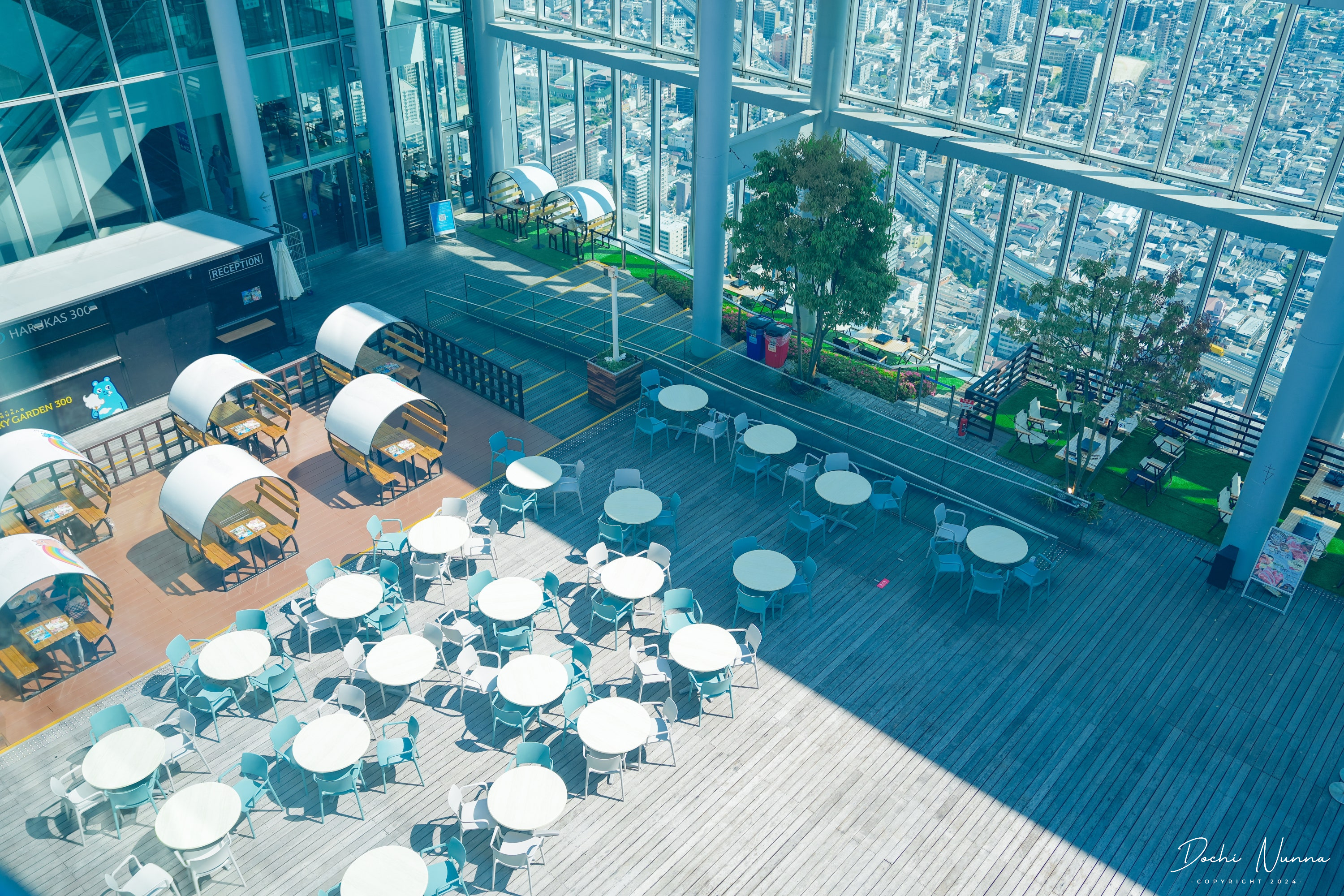 エスカレーターで下のフロアへ