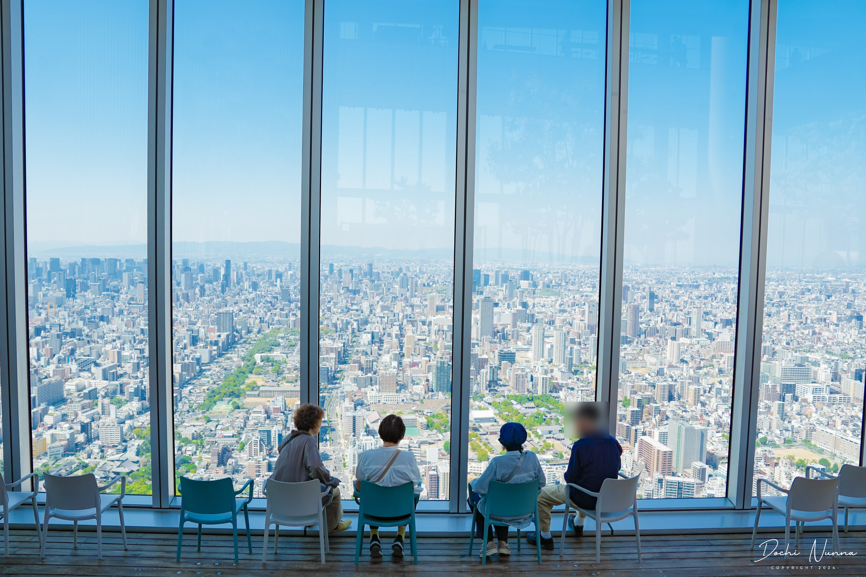 天空庭園でくつろぐ人々