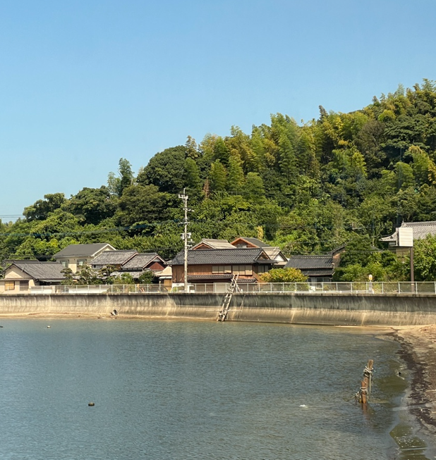 ソルト工房とったんの外観と海