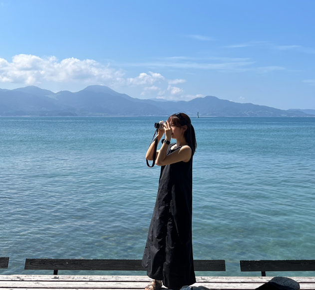 ソルト工房とったんの海を背景にした写真