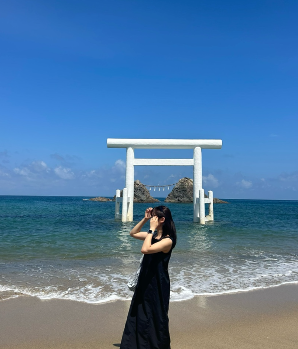 桜井二見ヶ浦で外国人と交流する様子