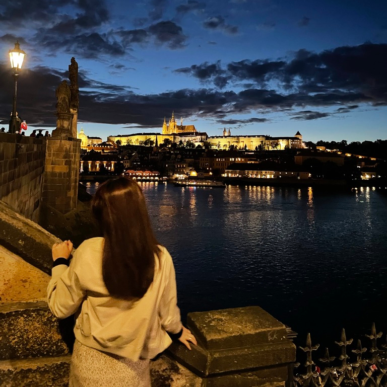 รีวิวล่องเรือแม่น้ำวัลตาวา ปราก: ชมวิวกลางคืนสุดโรแมนติก พร้อมพิกัดถ่ายรูป