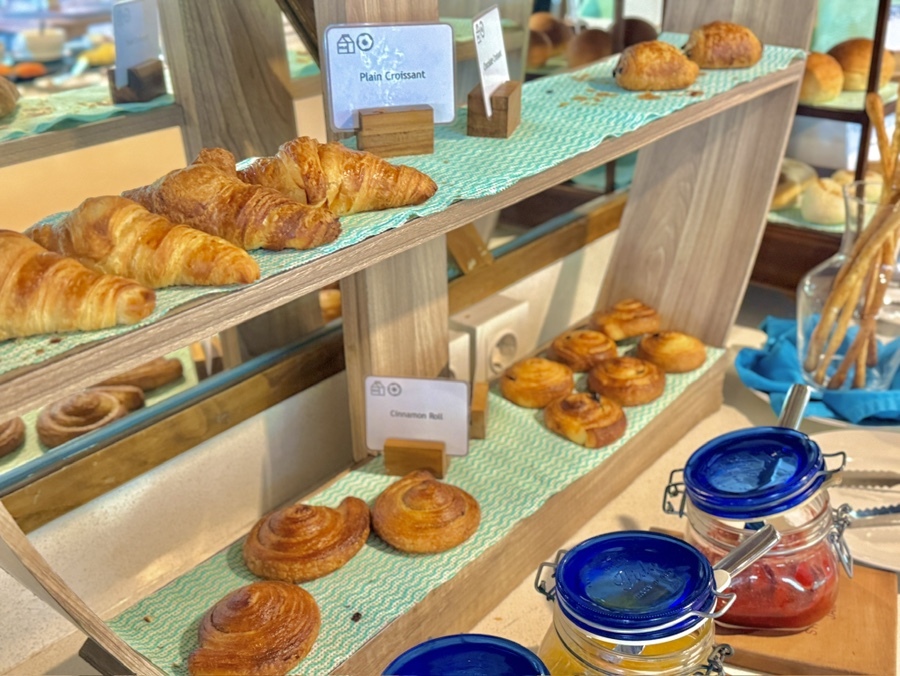 SALTレストランの朝食ビュッフェのパン