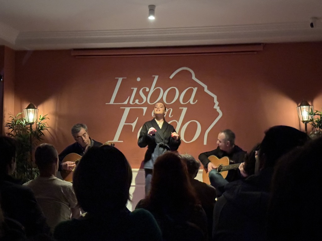 รีวิวดูโชว์ Fado ลิสบอน: พิกัดดังใจกลางเมือง จ่ายหลักร้อยแถมพอร์ตไวน์
