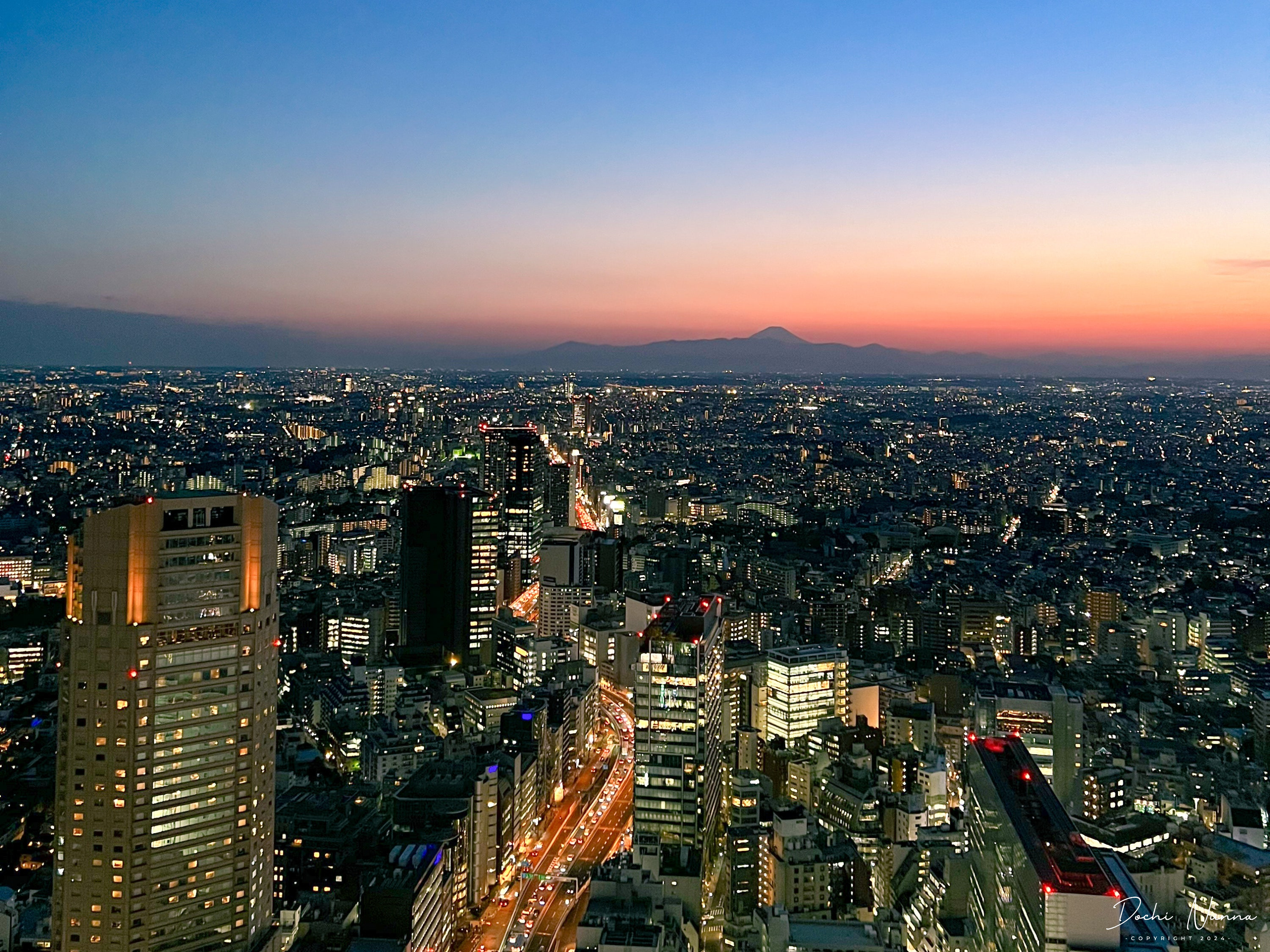 ผู้คนกำลังถ่ายรูปที่ Shibuya Sky