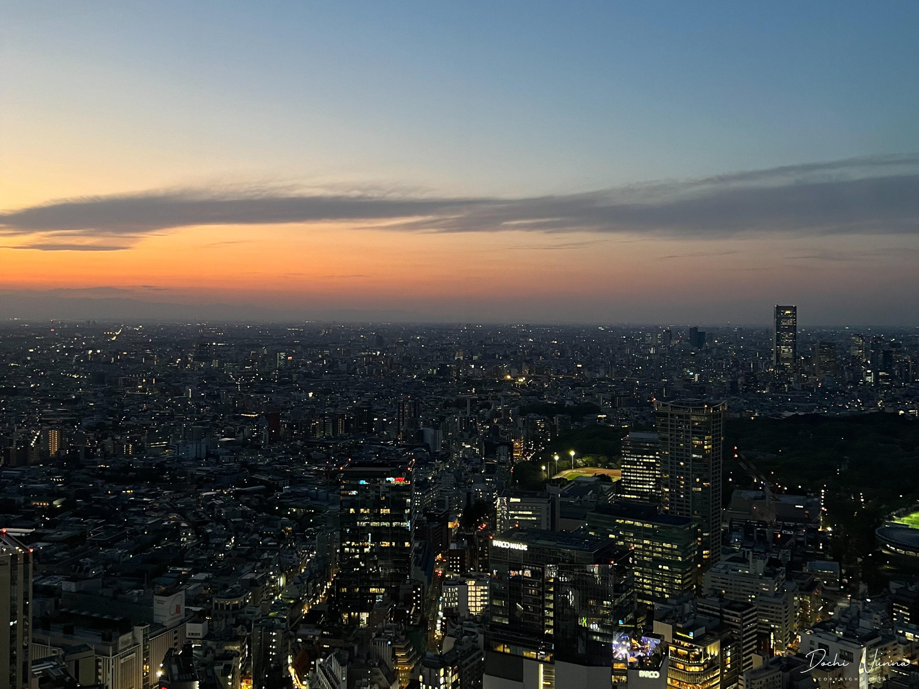 วิวเมืองและโตเกียวทาวเวอร์ยามค่ำคืนจาก Shibuya Sky