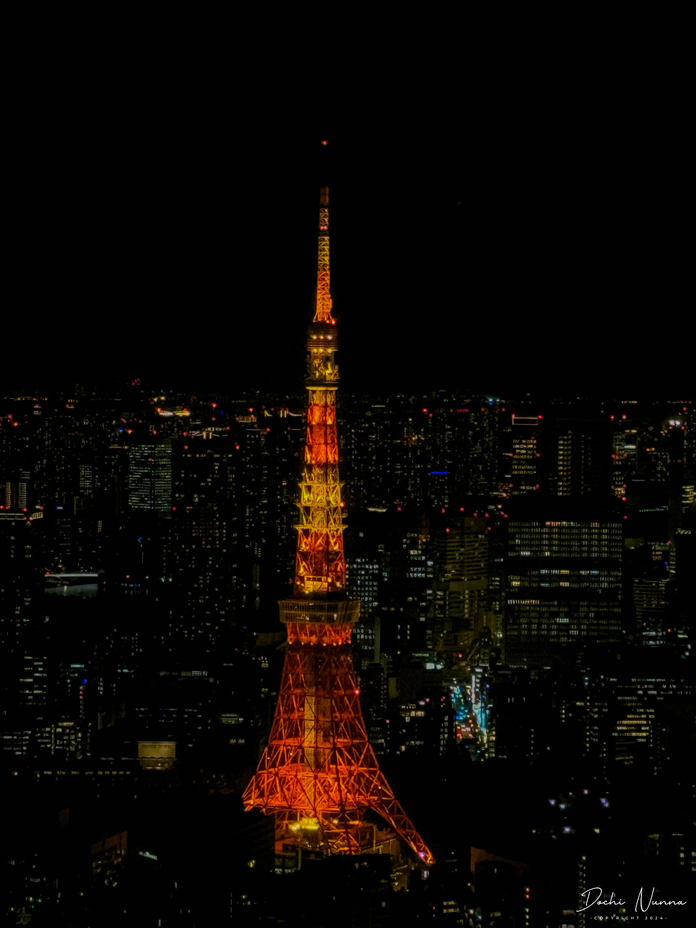 วิวโตเกียวทาวเวอร์ที่สวยงามจาก Roppongi Hills ในวันปกติ