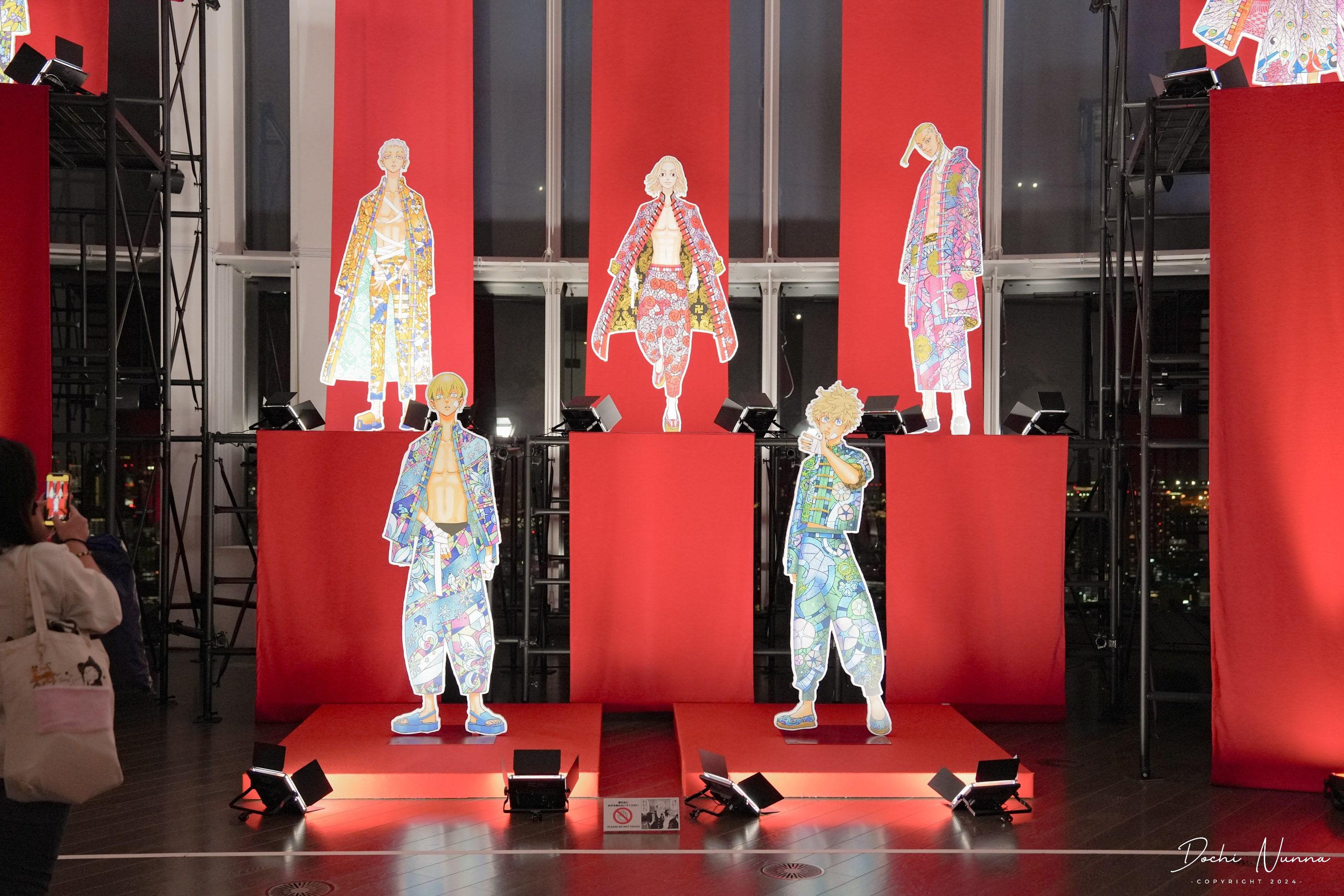 ภาพวิวถูกบดบังด้วยนิทรรศการอนิเมะที่ Roppongi Hills