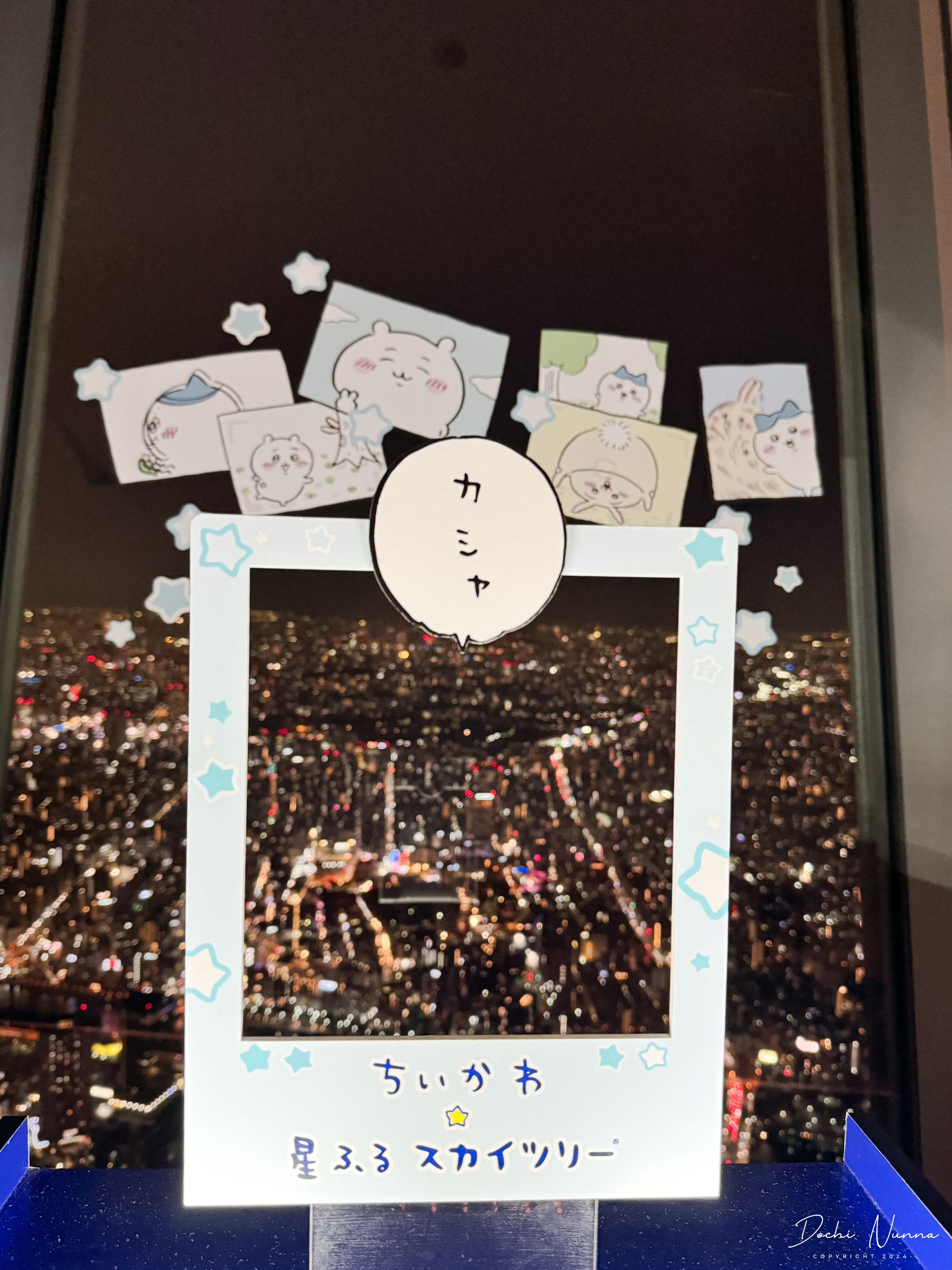 ผู้คนกำลังถ่ายรูปกับตัวการ์ตูนที่ Skytree