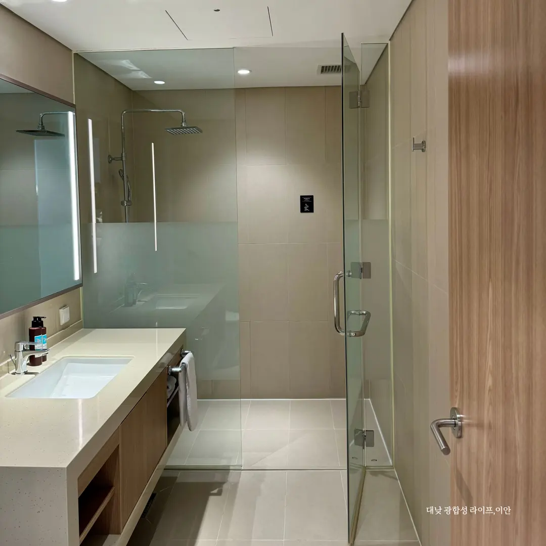Spacious bathroom