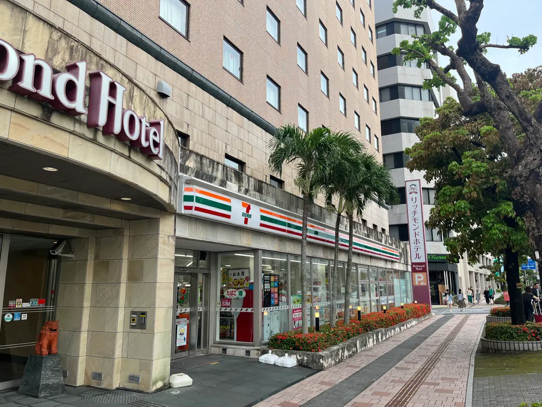 7-Eleven Entrance