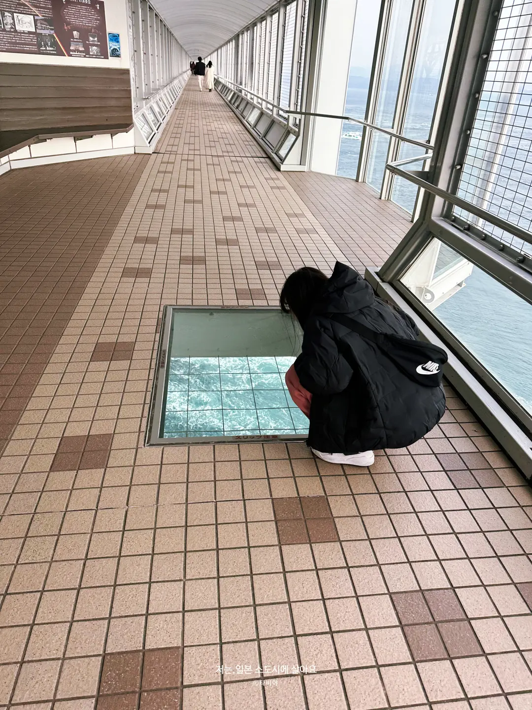 ガラス床から見下ろす海面