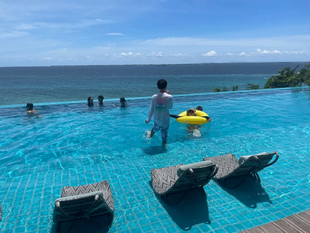 プールから眺める海