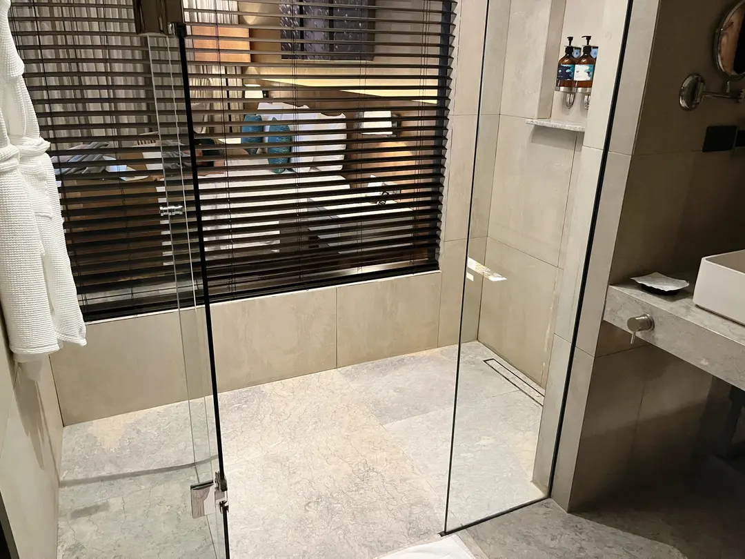 大理石調のバスルーム