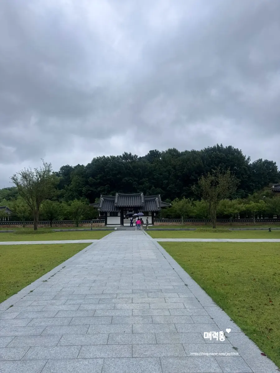 Traditional Korean architecture inside Juknokwon