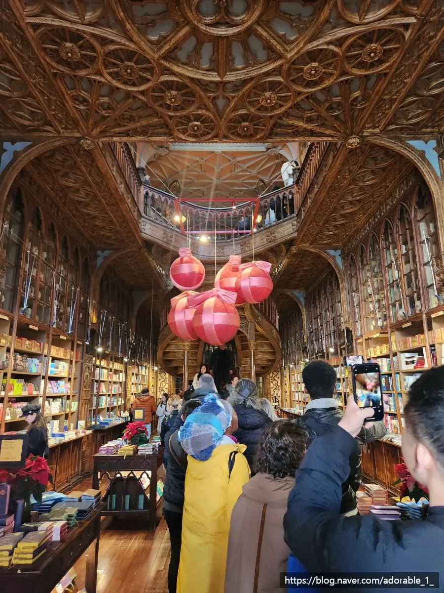 Lello Interior View