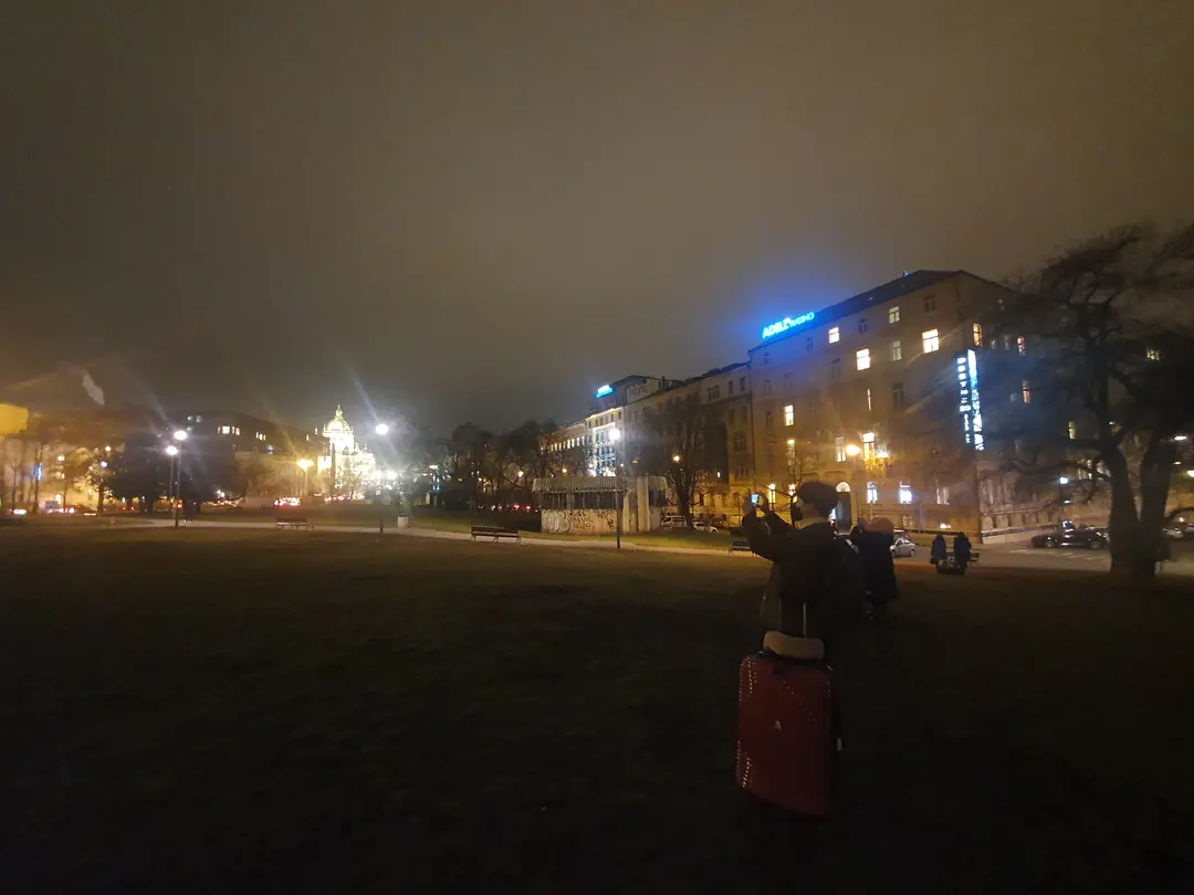夜のプラハに到着
