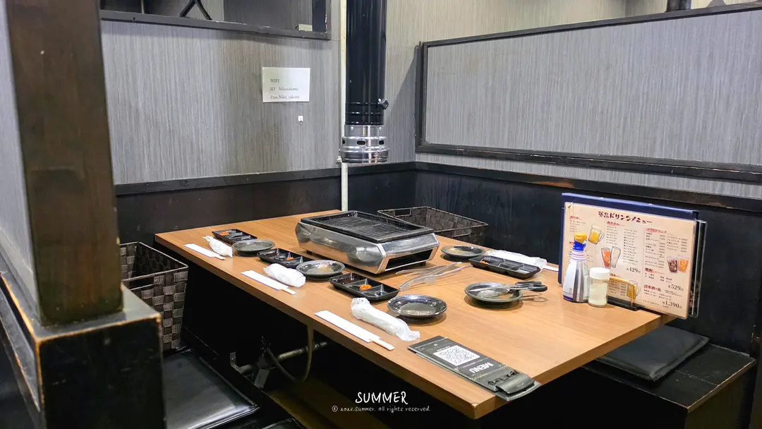 肉魚 店内テーブル