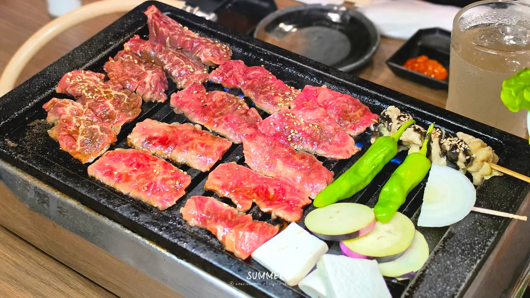 カルビを焼く様子