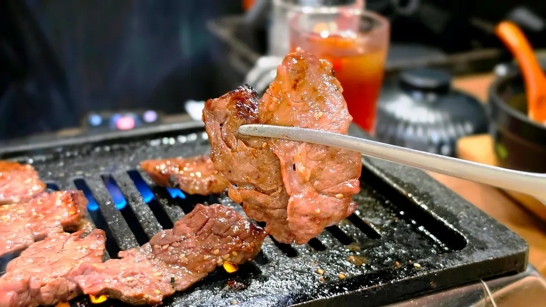 焼き上がったカルビ