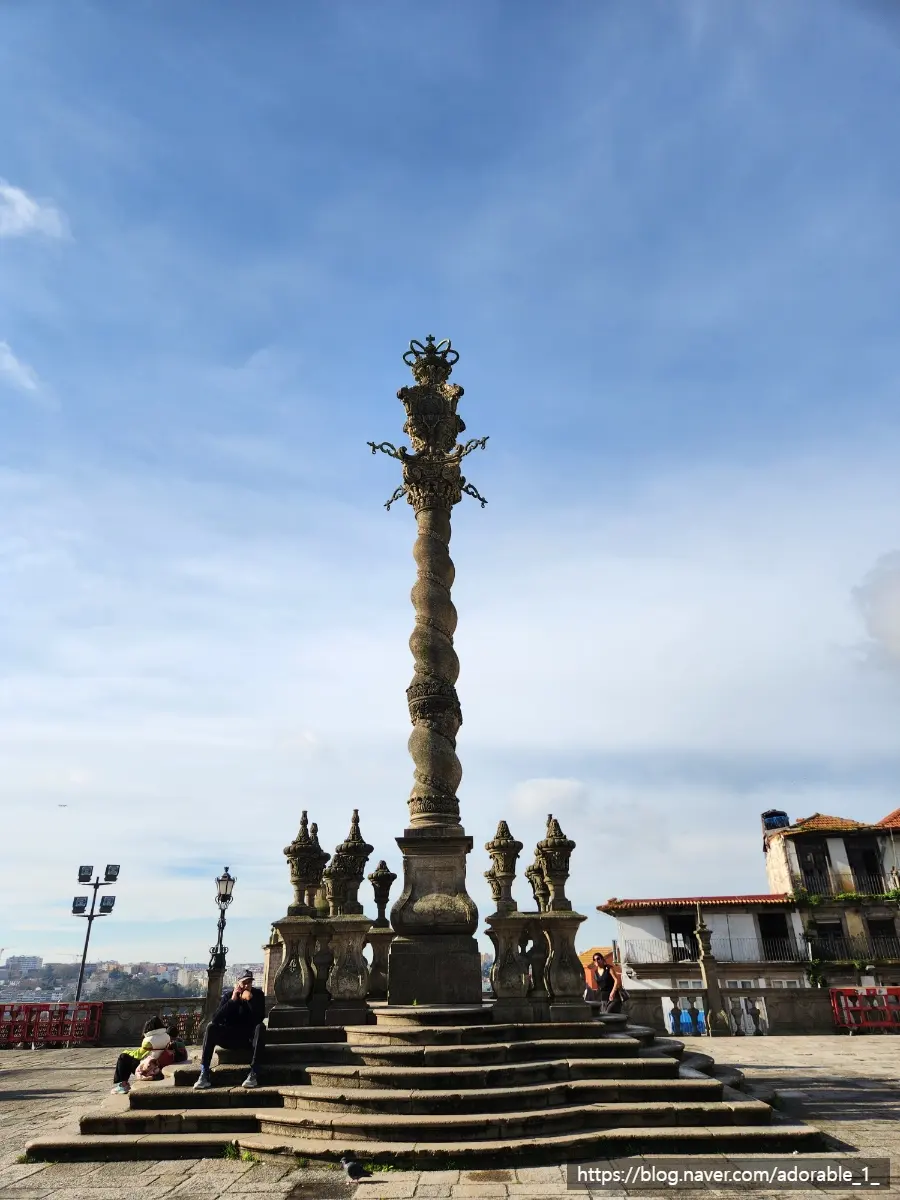 Square in front of Porto Cathedral