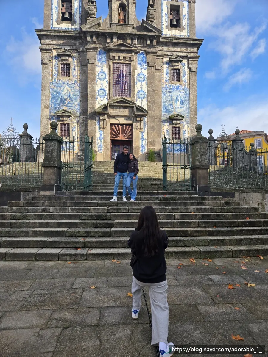 Blogger taking photos in Porto