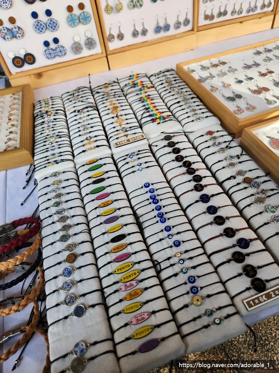 Souvenir shops in Porto
