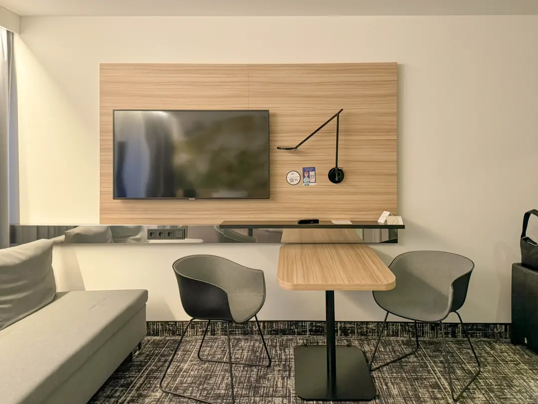 โต๊ะทำงานและเก้าอี้