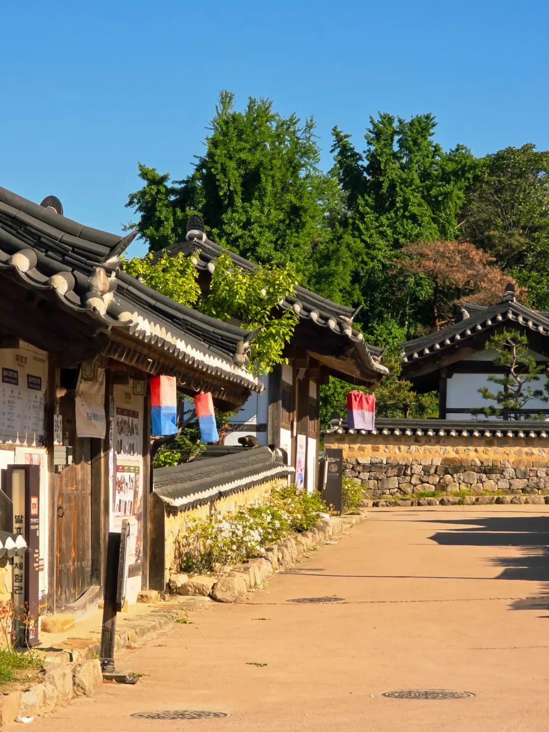 美しい瓦屋根と土塀