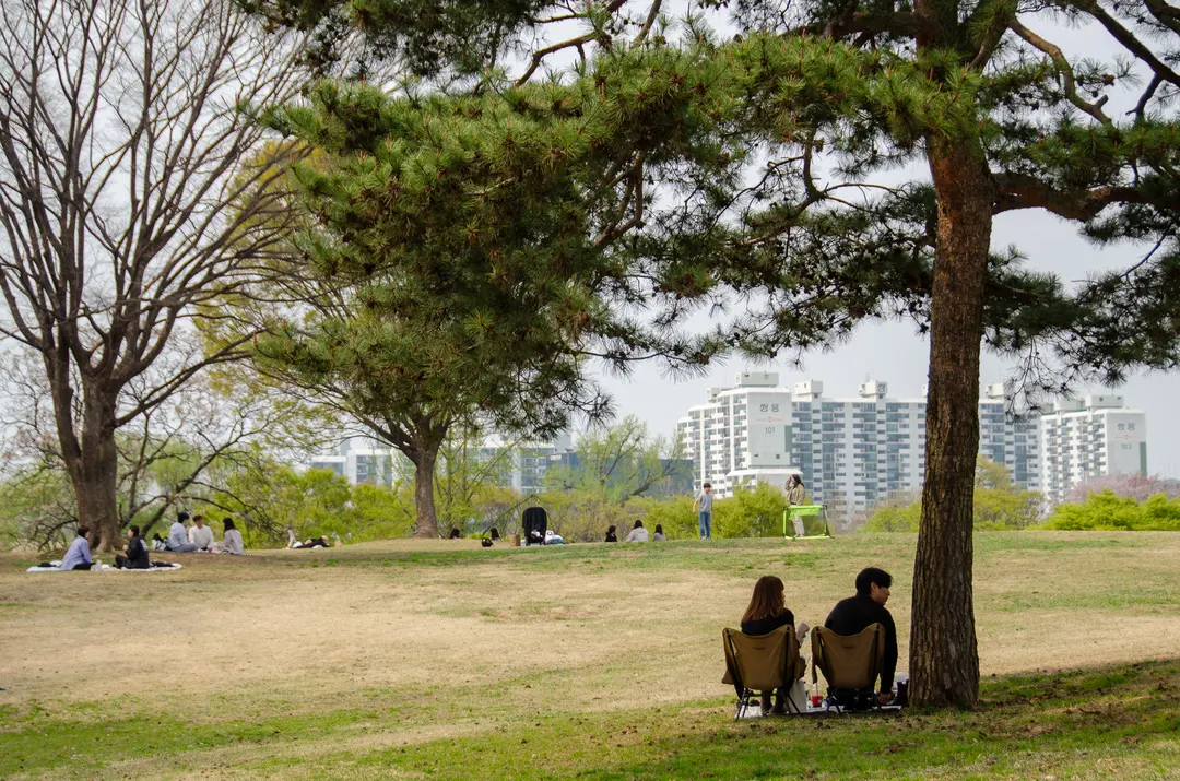ナホロナムを背景にした人物写真