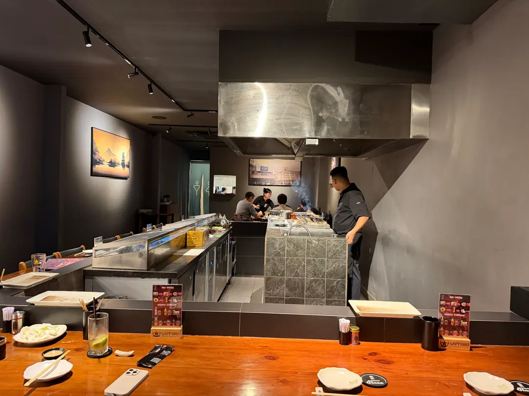 หน้าร้าน Yakitori Ginza ยามค่ำคืน