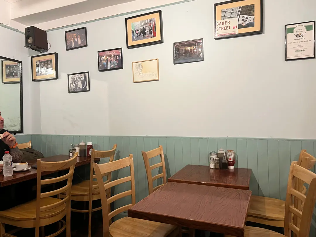店内に飾られた撮影時の写真