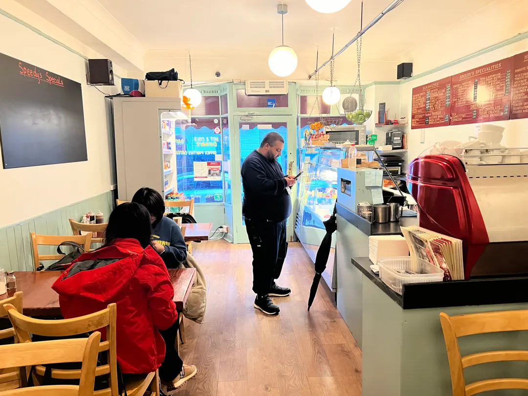 店内のアットホームなテーブル席