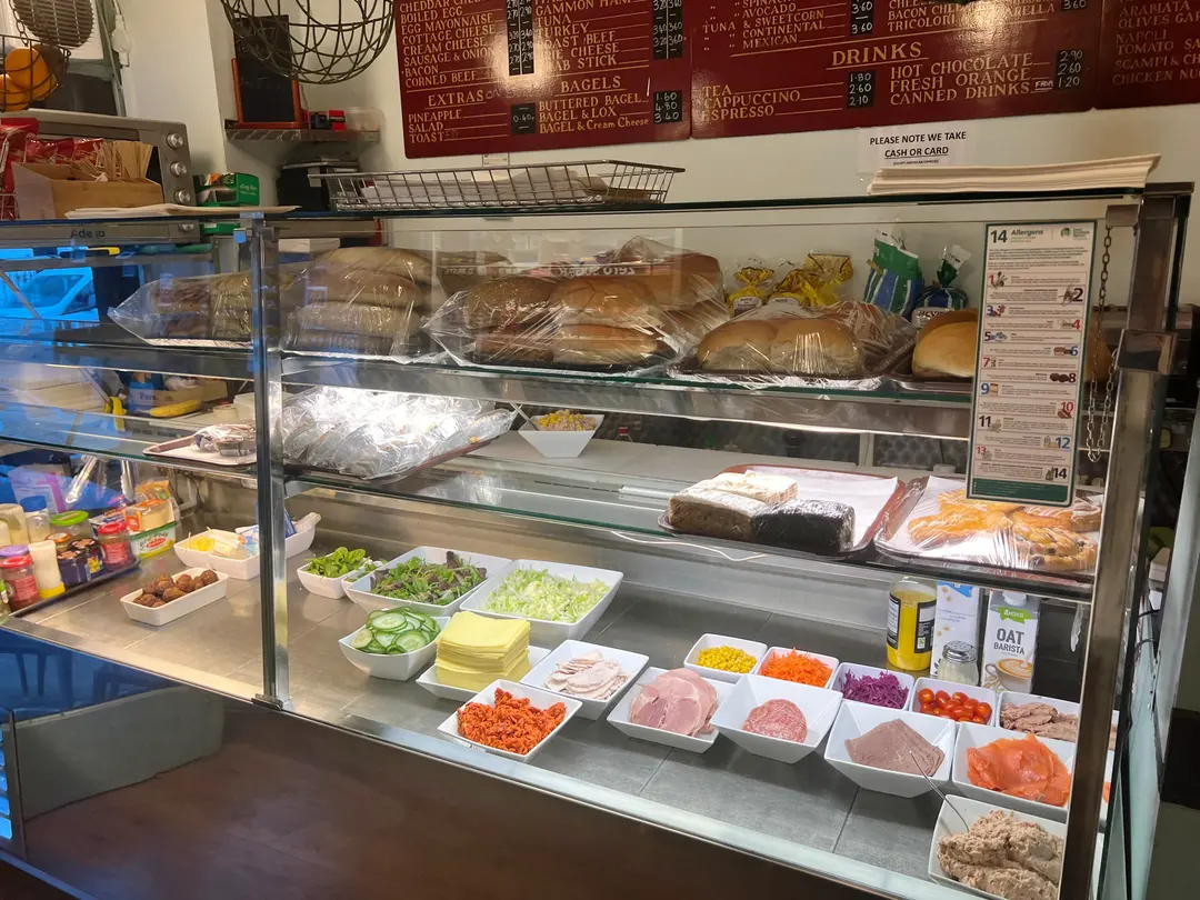 ショーケースに並ぶ新鮮な食材