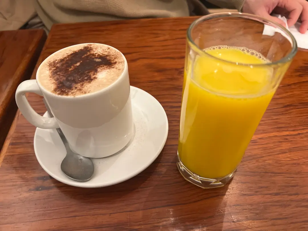 カプチーノとオレンジジュース