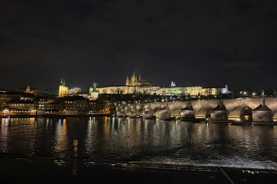 ライトアップされた美しいプラハの夜景