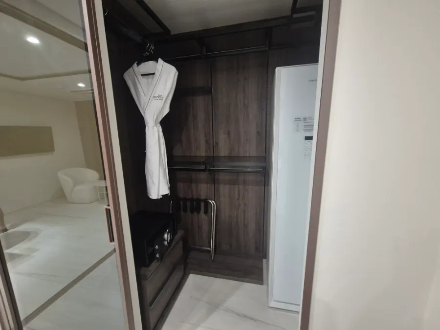 Dressing room adjacent to the bedroom