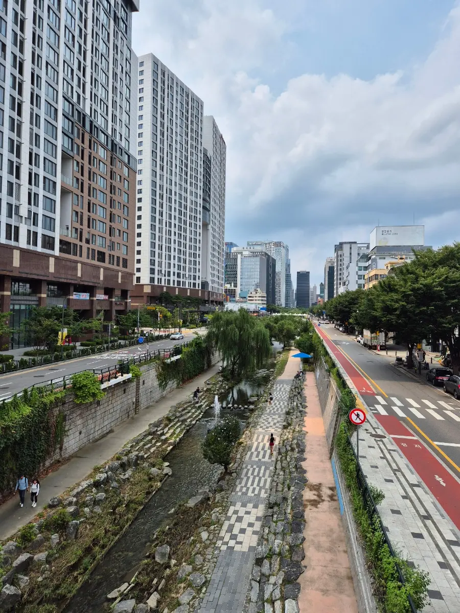 Sewoon Plaza bridge entrance