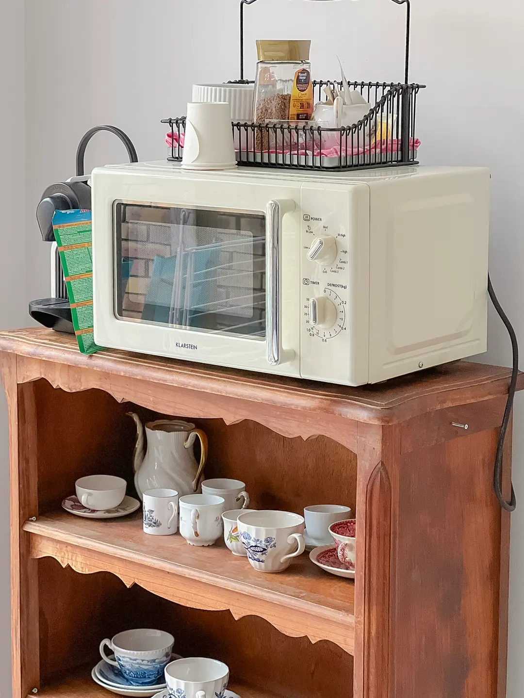 Coffee machine and tea set