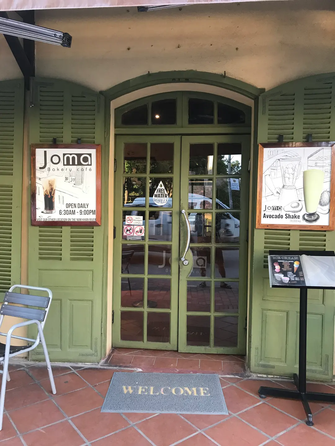 Joma Bakery Cafe exterior