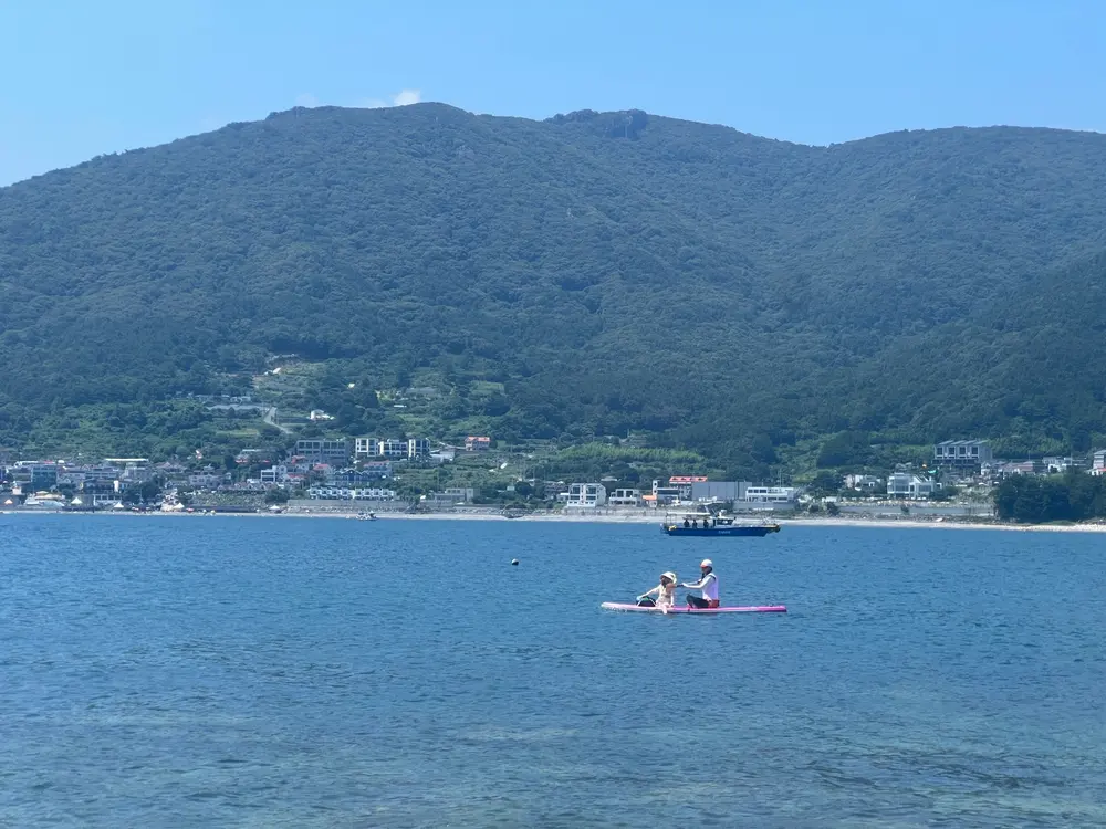 เรือคายัคจอดเรียงราย