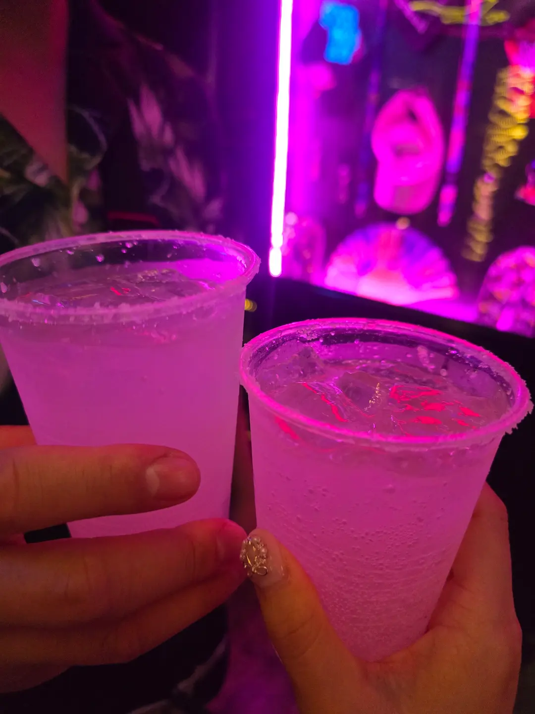 カラフルなカクテルを飲む人々